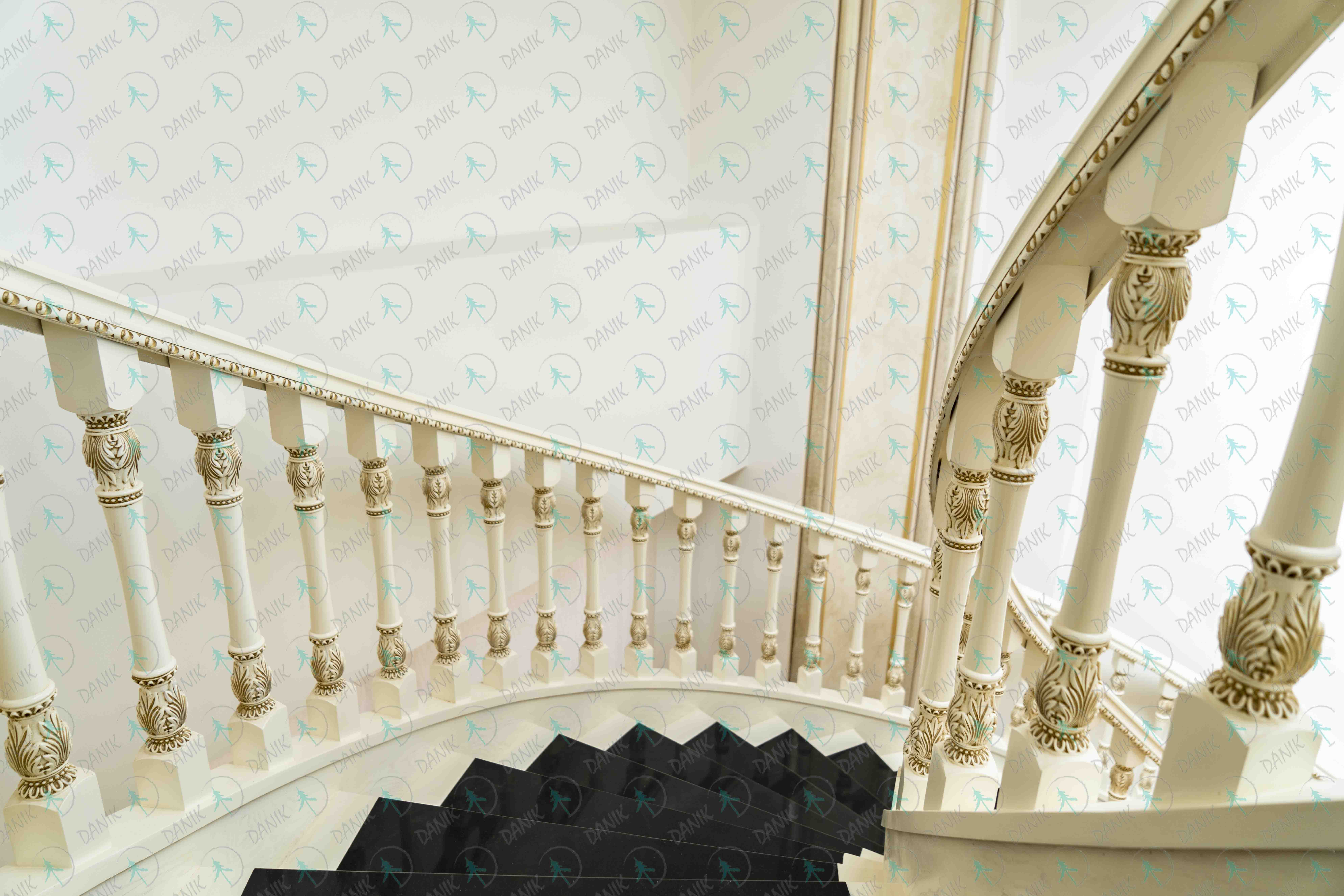 راه پله با نرده چوبی